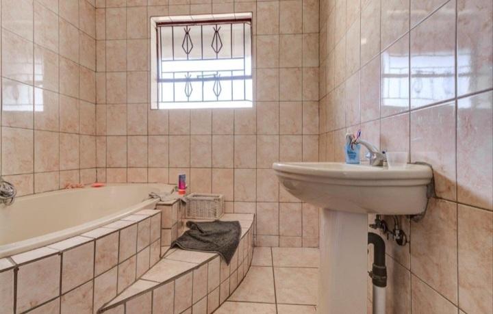 4 Bedroom Property for Sale in Clayville Gauteng