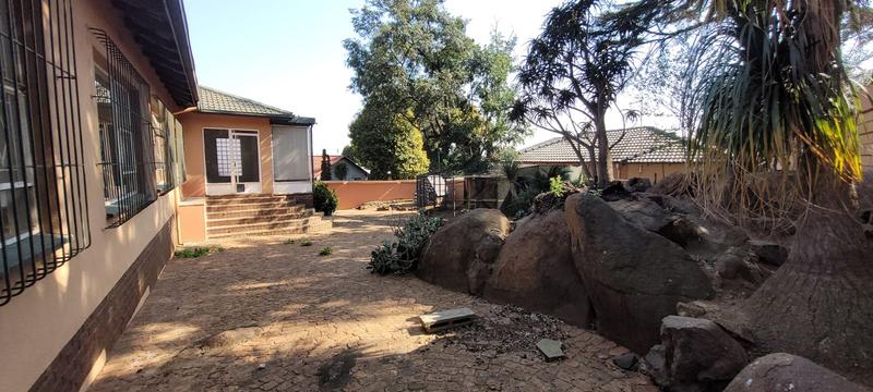 4 Bedroom Property for Sale in Glenvista Gauteng