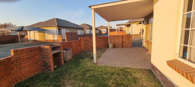 2 Bedroom Property for Sale in The Reeds Gauteng