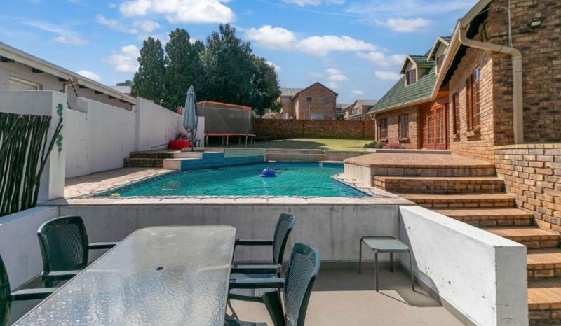 4 Bedroom Property for Sale in Oakdene Gauteng