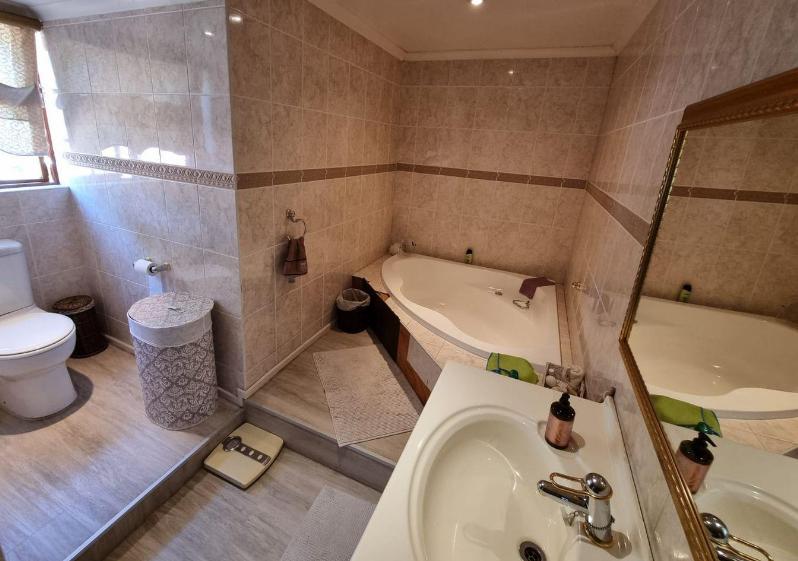 4 Bedroom Property for Sale in Oakdene Gauteng