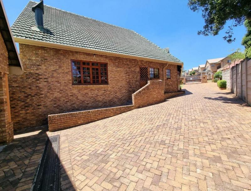 4 Bedroom Property for Sale in Oakdene Gauteng
