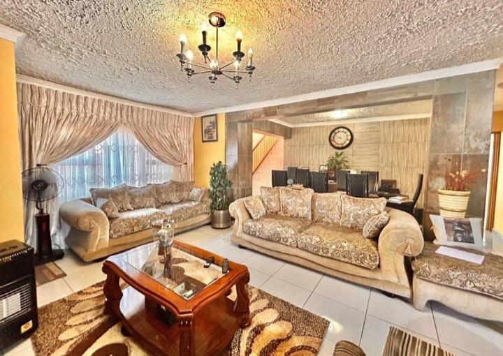 4 Bedroom Property for Sale in Blue Hills Gauteng