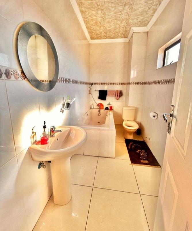4 Bedroom Property for Sale in Blue Hills Gauteng