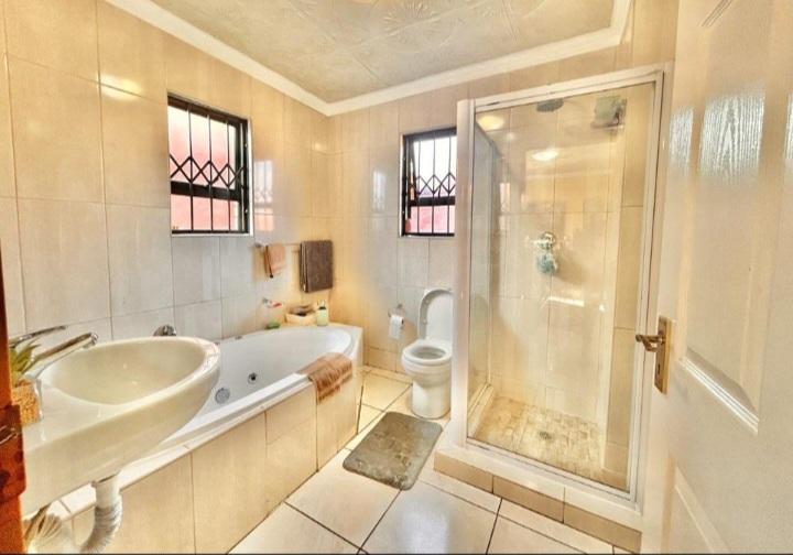 4 Bedroom Property for Sale in Blue Hills Gauteng