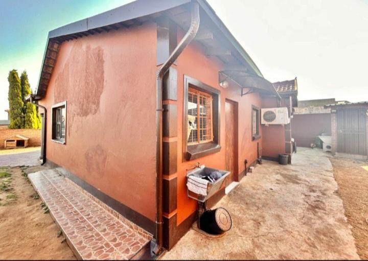 4 Bedroom Property for Sale in Blue Hills Gauteng