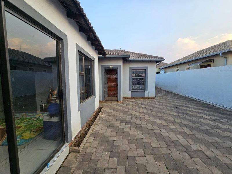 2 Bedroom Property for Sale in Clayville Gauteng