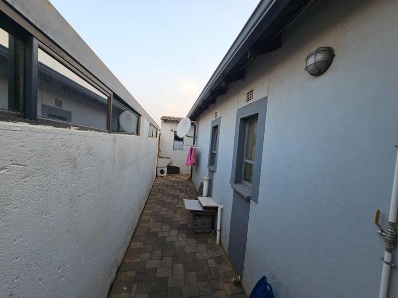 2 Bedroom Property for Sale in Clayville Gauteng