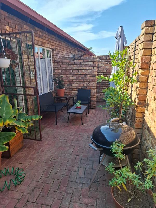 To Let 2 Bedroom Property for Rent in Rooihuiskraal North Gauteng