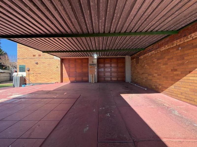 3 Bedroom Property for Sale in Linmeyer Gauteng