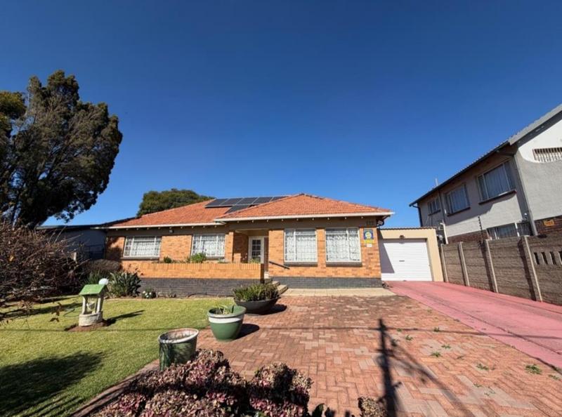 3 Bedroom Property for Sale in Linmeyer Gauteng