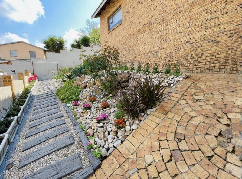 3 Bedroom Property for Sale in Oakdene Gauteng