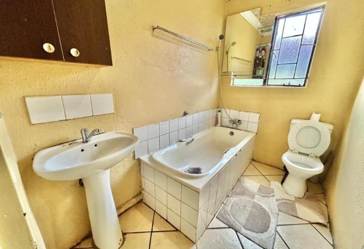 3 Bedroom Property for Sale in Clayville Gauteng