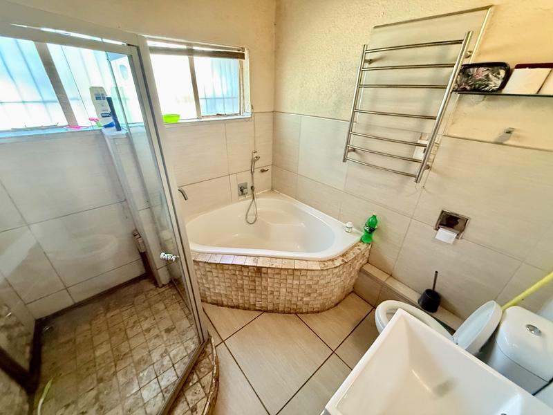 4 Bedroom Property for Sale in Flora Gardens Gauteng