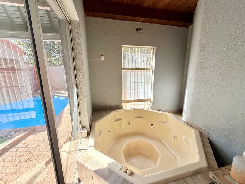 4 Bedroom Property for Sale in Flora Gardens Gauteng