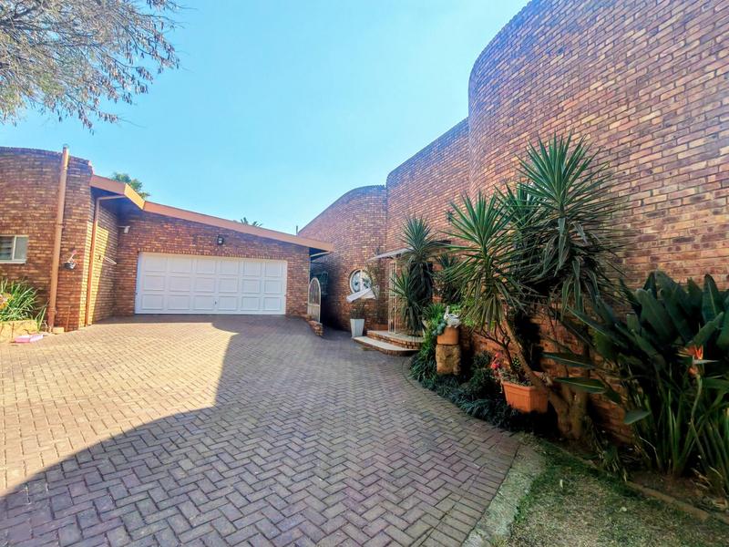 5 Bedroom Property for Sale in Zwartkop Gauteng