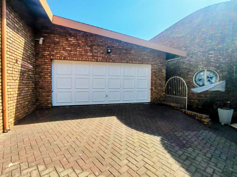 5 Bedroom Property for Sale in Zwartkop Gauteng