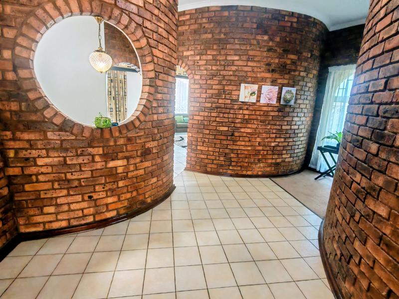5 Bedroom Property for Sale in Zwartkop Gauteng