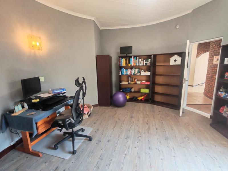 5 Bedroom Property for Sale in Zwartkop Gauteng