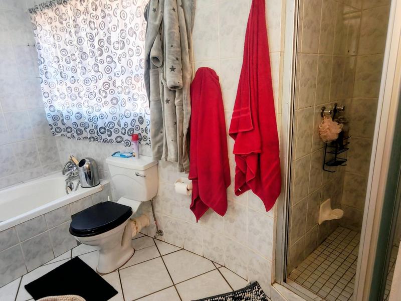 5 Bedroom Property for Sale in Zwartkop Gauteng