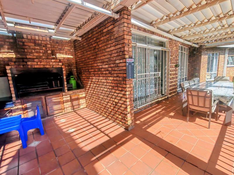 5 Bedroom Property for Sale in Zwartkop Gauteng