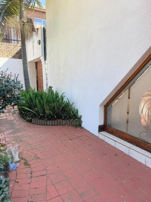 To Let 4 Bedroom Property for Rent in Laudium Gauteng