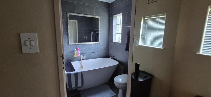 To Let 2 Bedroom Property for Rent in Sandown Gauteng