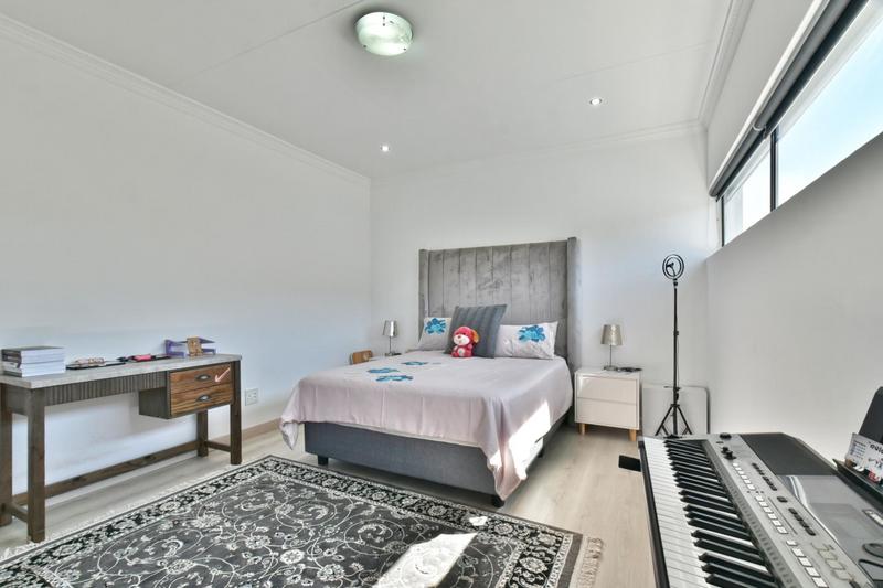 5 Bedroom Property for Sale in Eikenhof Gauteng