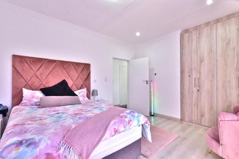 5 Bedroom Property for Sale in Eikenhof Gauteng