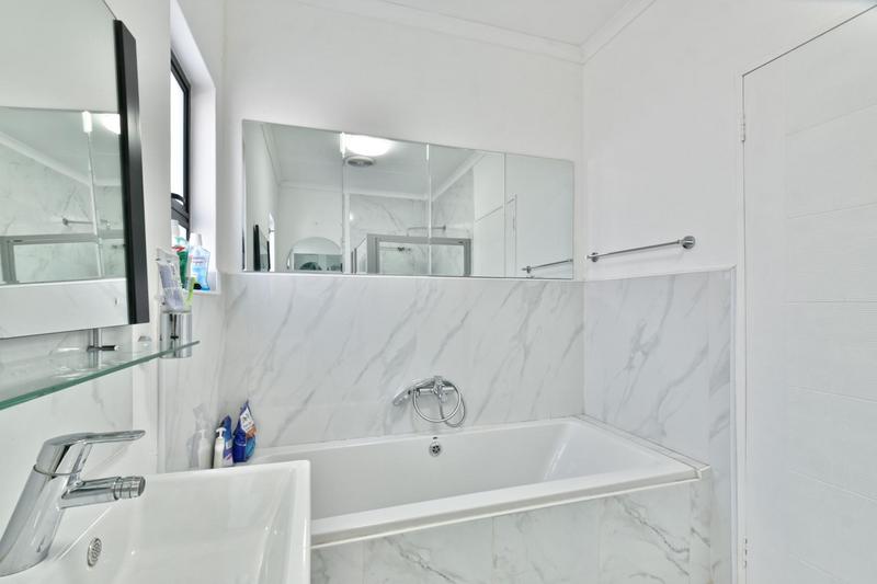 5 Bedroom Property for Sale in Eikenhof Gauteng