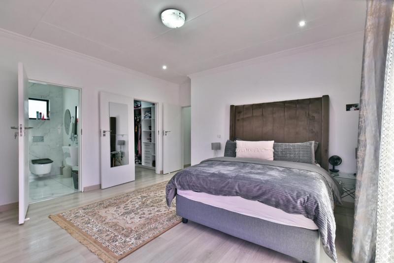 5 Bedroom Property for Sale in Eikenhof Gauteng