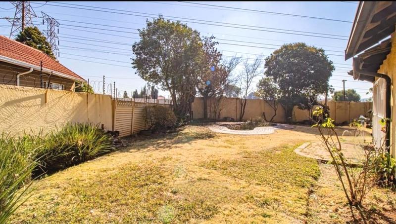 5 Bedroom Property for Sale in Glenanda Gauteng