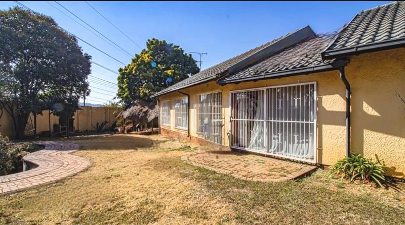 5 Bedroom Property for Sale in Glenanda Gauteng