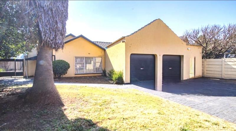 5 Bedroom Property for Sale in Glenanda Gauteng