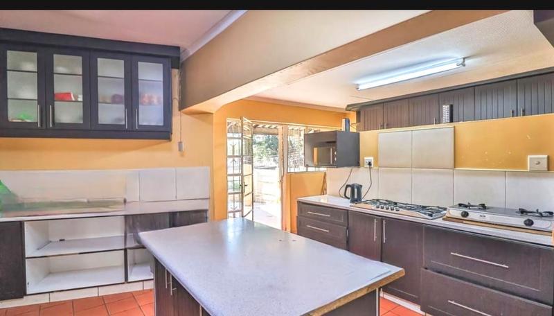 5 Bedroom Property for Sale in Glenanda Gauteng