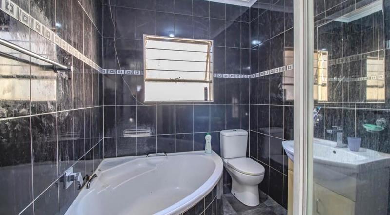 5 Bedroom Property for Sale in Glenanda Gauteng