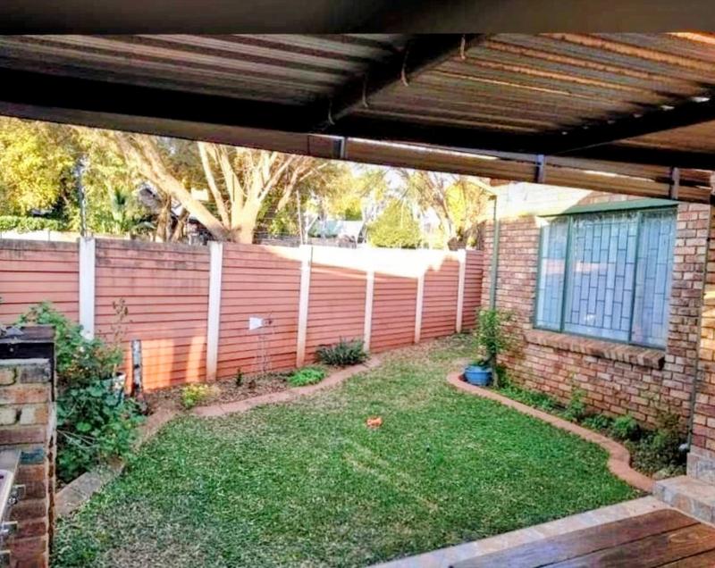 2 Bedroom Property for Sale in Rooihuiskraal North Gauteng