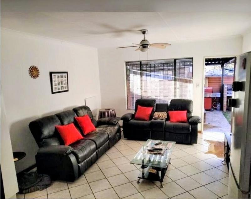 2 Bedroom Property for Sale in Rooihuiskraal North Gauteng