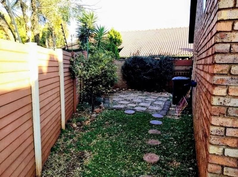 2 Bedroom Property for Sale in Rooihuiskraal North Gauteng
