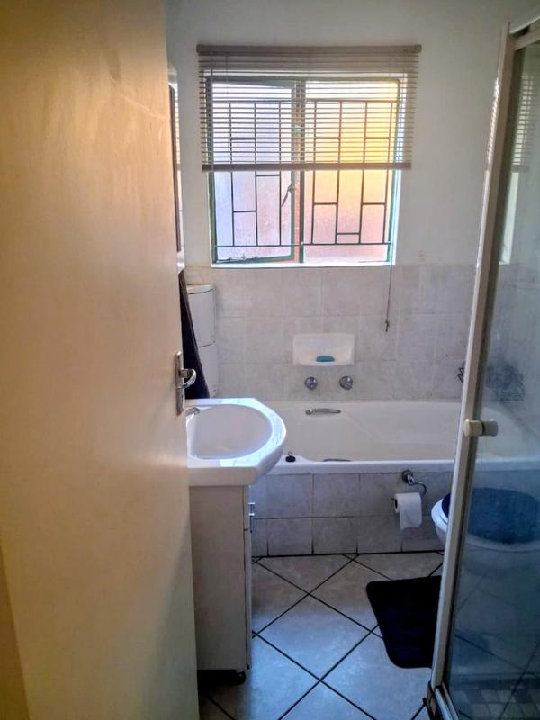 2 Bedroom Property for Sale in Rooihuiskraal North Gauteng