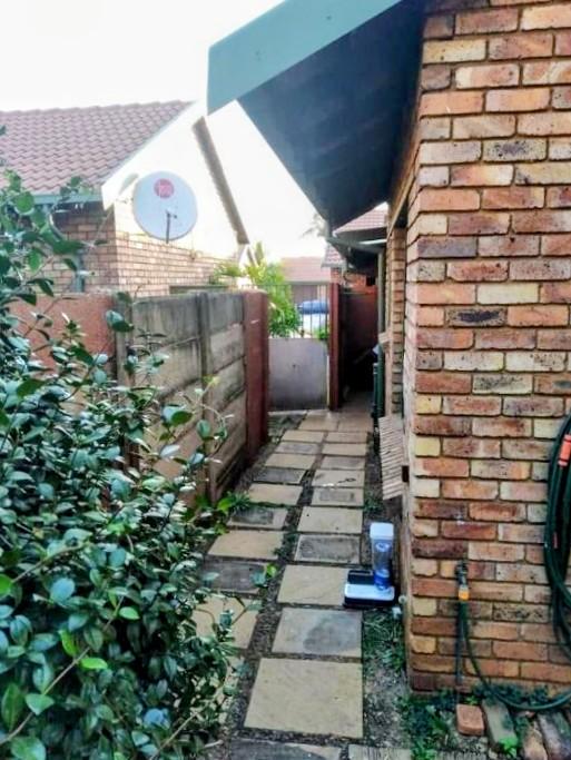 2 Bedroom Property for Sale in Rooihuiskraal North Gauteng