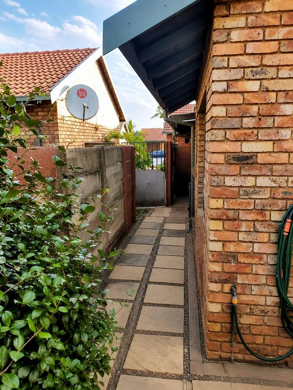 2 Bedroom Property for Sale in Rooihuiskraal North Gauteng
