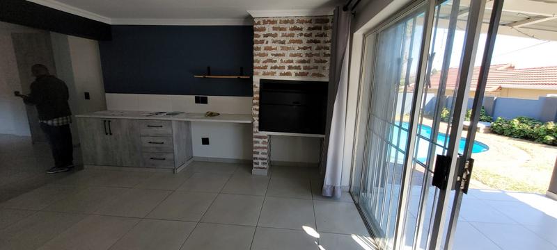 3 Bedroom Property for Sale in Mulbarton Gauteng