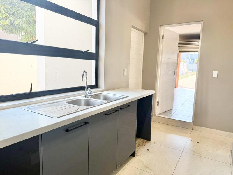 5 Bedroom Property for Sale in Midstream Ridge Gauteng