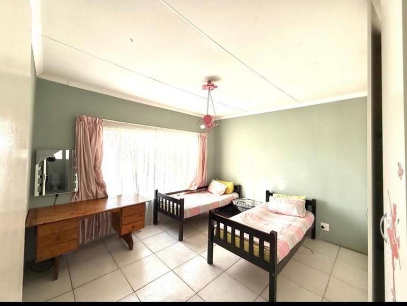 5 Bedroom Property for Sale in Tulisa Park Gauteng