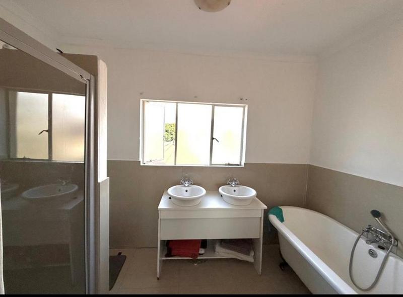 5 Bedroom Property for Sale in Tulisa Park Gauteng