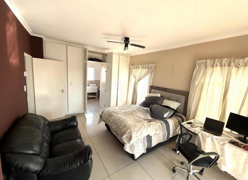 5 Bedroom Property for Sale in Tulisa Park Gauteng
