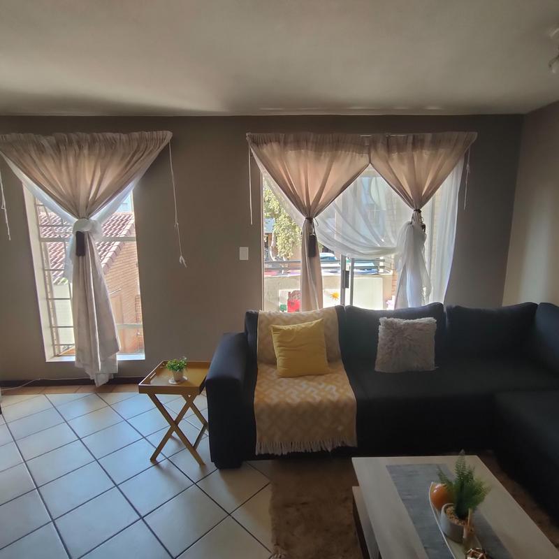 To Let 2 Bedroom Property for Rent in Die Hoewes Gauteng