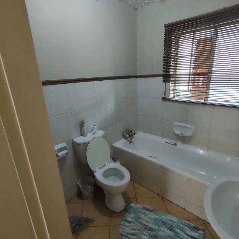 To Let 2 Bedroom Property for Rent in Die Hoewes Gauteng