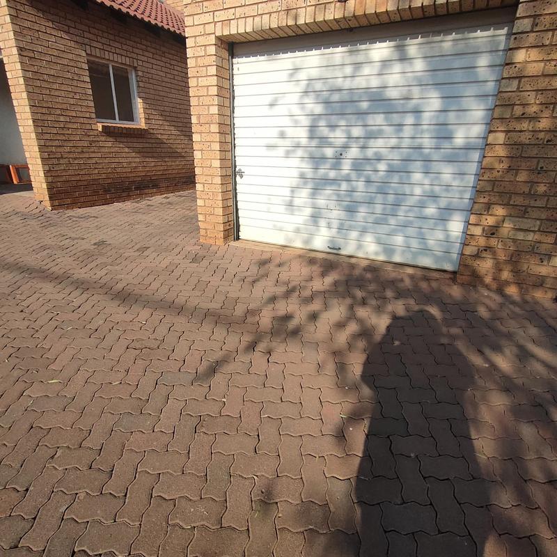 To Let 2 Bedroom Property for Rent in Die Hoewes Gauteng